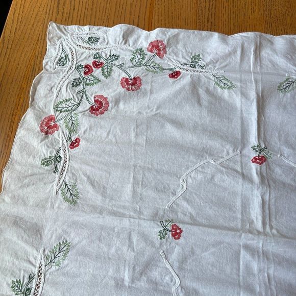 Vintage table cloth crewel or embroidered with inset crochet pointel lace Floral - Picture 5 of 8